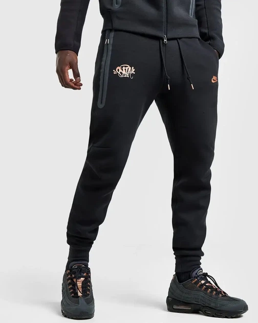 Штаны Nike Tech Fleece x Central Cee x Syna World в чёрном цвете (M) - Фото 10 Штаны Nike Tech Fleece x Central Cee x Syna World в чёрном цвете (M) - изображение 10
