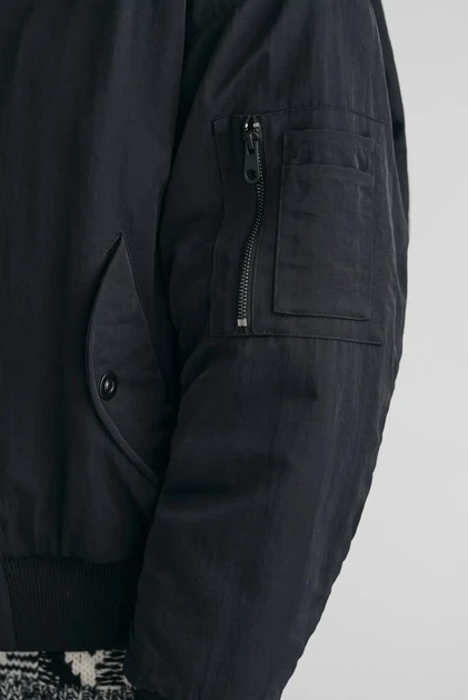 Чоловічий чорний бомбер OVERSIZED FLIGHT BOMBER JACKET Gant L 7006363 - Фото 6 Чоловічий чорний бомбер OVERSIZED FLIGHT BOMBER JACKET Gant L 7006363 - изображение 6