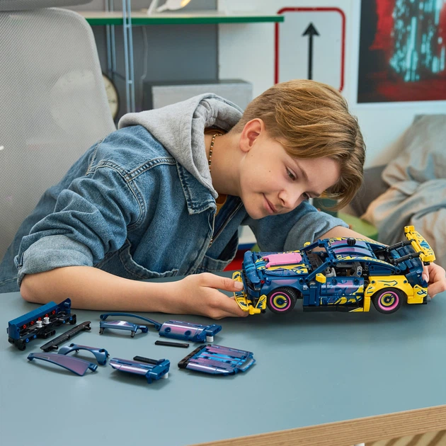 Zestaw klocków LEGO Technic Warsztat tuningowy: samochód Ford Mustang GT 973 elementy (42236) - obraz 7