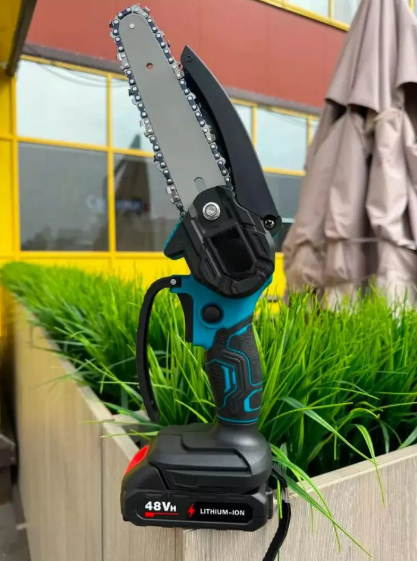 Акумуляторна мініпила Krafftec 48V/6Ah 1200 Вт безщіткова ланцюгова пила 6 дюймів з автоматичним мастилом та 2 АКБ - зображення 2