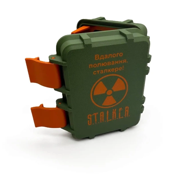 Бокс для карток у стилі STALKER 2 з написом "Вдалого полювання, сталкере!" Зелений (BOX-STK2-CARD-01-G2) - Фото 1 Бокс для карток у стилі STALKER 2 з написом "Вдалого полювання, сталкере!" Зелений (BOX-STK2-CARD-01-G2) - изображение 1