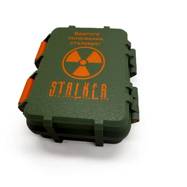 Бокс для карток у стилі STALKER 2 з написом "Вдалого полювання, сталкере!" Зелений (BOX-STK2-CARD-01-G2) - Фото 5 Бокс для карток у стилі STALKER 2 з написом "Вдалого полювання, сталкере!" Зелений (BOX-STK2-CARD-01-G2) - изображение 5