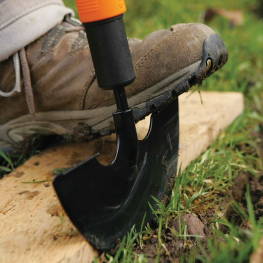 Сапка для оформлення країв газону Fiskars QuikFit 136526 (1000690) - Фото 3 Сапка для оформлення країв газону Fiskars QuikFit 136526 (1000690) - зображення 3