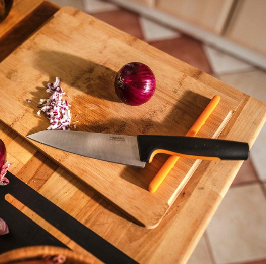 Середній кухарський ніж Fiskars Functional Form 1057535 - Фото 6 Середній кухарський ніж Fiskars Functional Form 1057535 - изображение 6