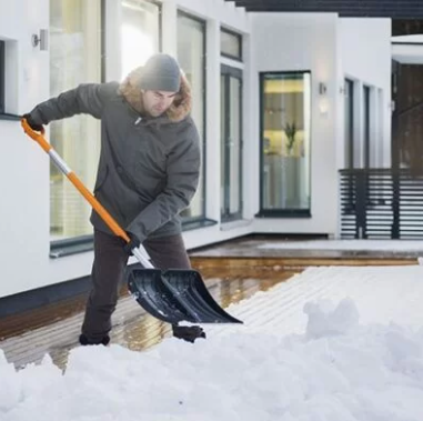 Скріпер для прибирання снігу Fiskars SnowXpert™ (1062828) - Фото 6 Скріпер для прибирання снігу Fiskars SnowXpert™ (1062828) - зображення 6