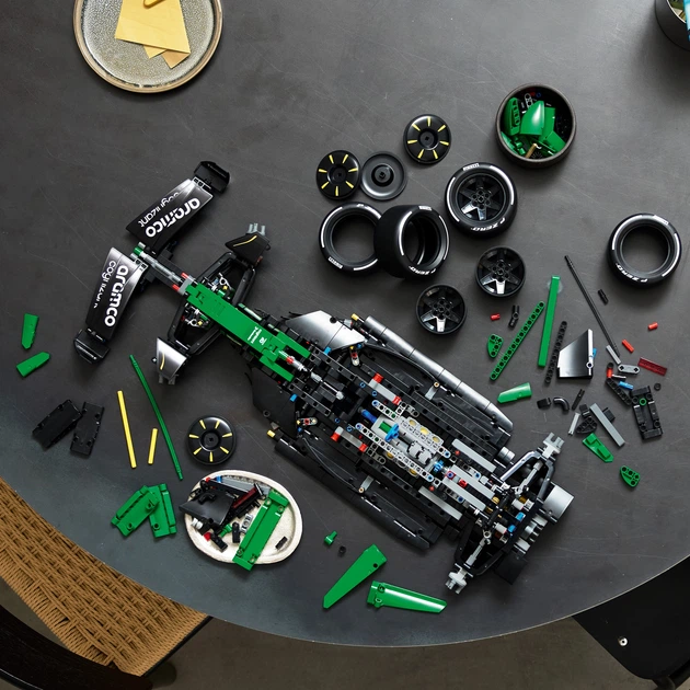 Конструктор LEGO Technic Автомобіль Формули-1 Aston Martin Aramco AMR25 1547 деталей (42240) - зображення 8