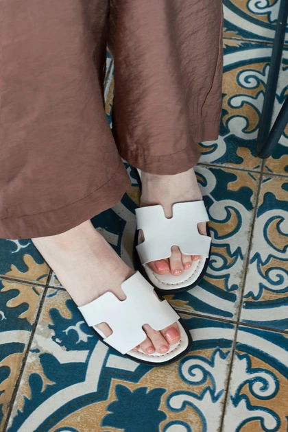 Женские лаконичные шлепанцы PARADIZE SHOES из натуральной белой кожи с мягкой стелькой на плоской черной подошве 38 размер (стелька 24,5 см) - изображение 3