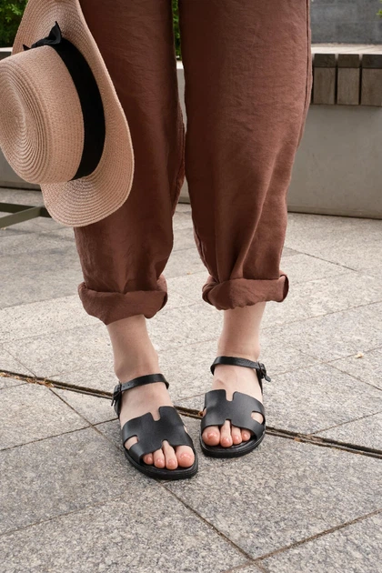 Женские минималистичные босоножки PARADIZE SHOES из натуральной черной кожи с мягкой стелькой на плоской подошве 40 размер (стелька 25,8 см) - изображение 4