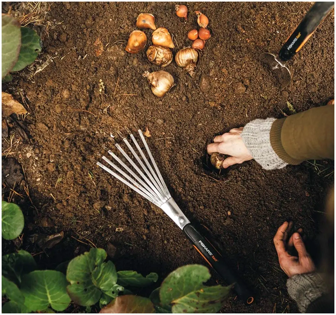 Грабли веерные нержавеющая сталь 44.3 см для уборки Fiskars SE1590 - Фото 6 Грабли веерные нержавеющая сталь 44.3 см для уборки Fiskars SE1590 - изображение 6