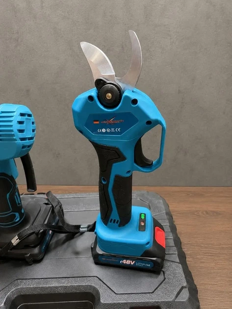 Аккумуляторный садовый набор 2в1 MaxPawer 88V 6Ah секатор + минипила 15 см бесщеточный в кейсе - Фото 2 Аккумуляторный садовый набор 2в1 MaxPawer 88V 6Ah секатор + минипила 15 см бесщеточный в кейсе - изображение 2