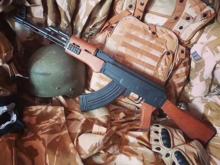 Страйкбольний автомат Калашнікова АК-47 Cyma Р47 з лазером та ліхтарем на пластикових кульках 6мм. Коричневий - Фото 3 Страйкбольний автомат Калашнікова АК-47 Cyma Р47 з лазером та ліхтарем на пластикових кульках 6мм. Коричневий - зображення 3
