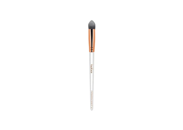 Кисточка для теней Topface Pro Eyeshadow Brush F28 со скошенным кончиком и формой пирамиды Бело-золотой - Фото 1 Кисточка для теней Topface Pro Eyeshadow Brush F28 со скошенным кончиком и формой пирамиды Бело-золотой - изображение 1