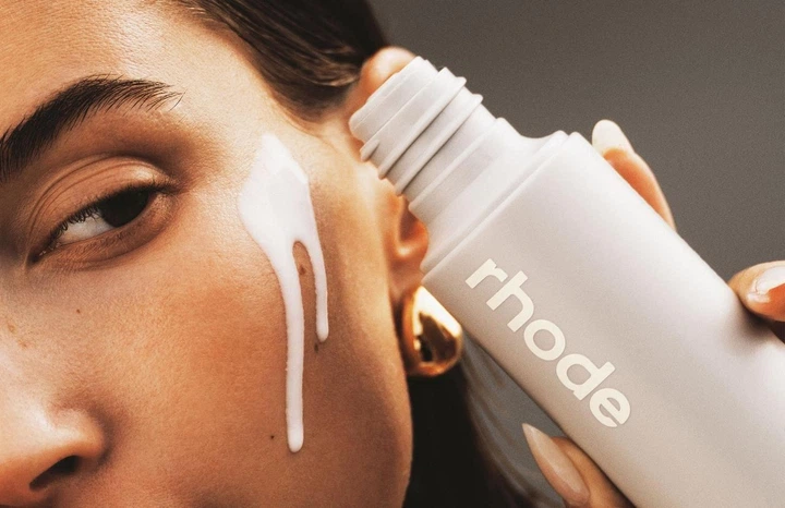 Увлажняющая молочная эссенция для лица Rhode Glazing Milk 140 мл - изображение 4