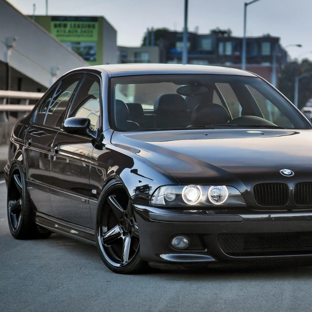 Интерьерная картина BMW E39, чёрный БМВ седан 5-й серии с тюнингом, 30×42 см (id1267) - изображение 4