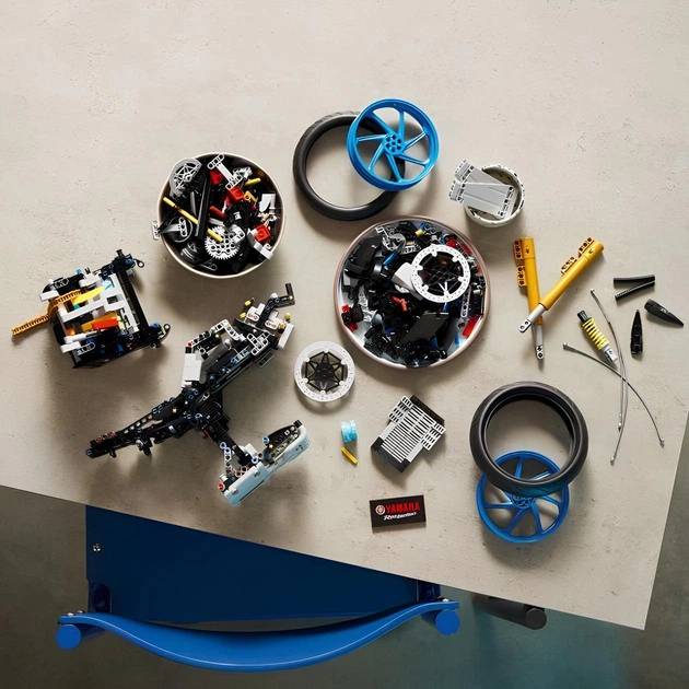 Конструктор Technic BMW M 1000 RR мотоцикл, 1920 деталей - изображение 3