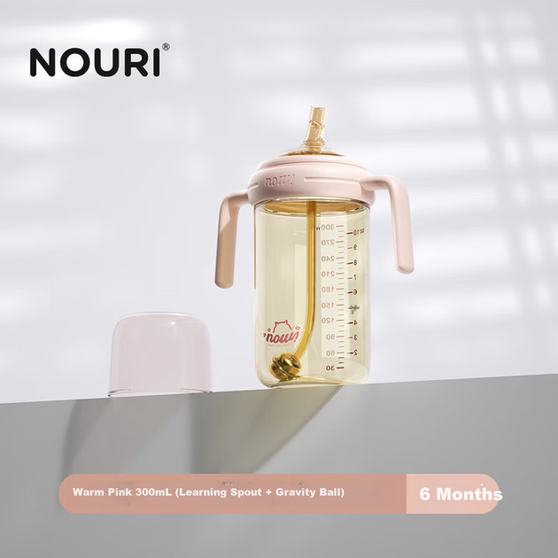 Детская тренировочная бутылочка NOURI для детей от 6 месяцев, изготовлена из полипропилена (PPSU), с трубочкой, защитой от удушья и протечками, теплый розовый цвет, 300 мл, с шариком-подушкой. - изображение 4