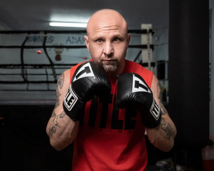 Снарядные перчатки TITLE Boxing Pro Leather Bag Mitts 3.0 Чёрный/Серый L - Фото 7 Снарядные перчатки TITLE Boxing Pro Leather Bag Mitts 3.0 Чёрный/Серый L - изображение 7