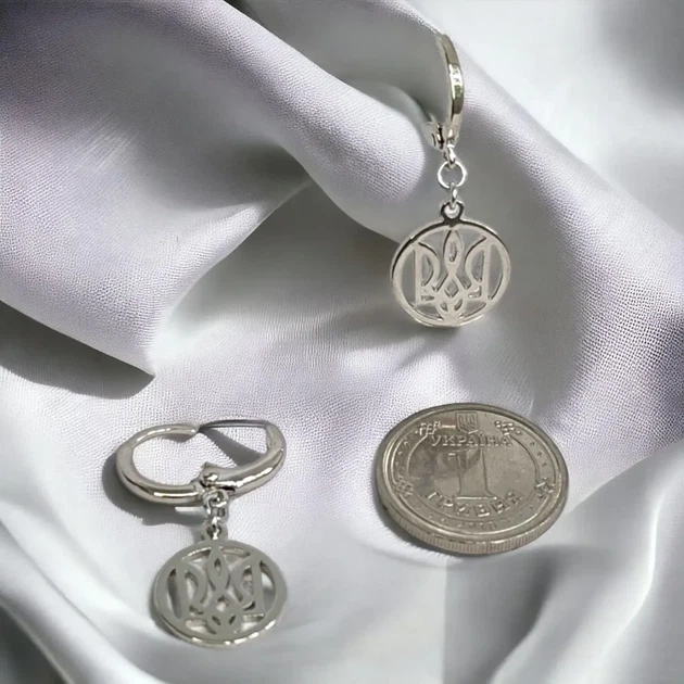 Сережки-кільця з підвіскою Тризуб Xuping медичний сплав 1х2.5 см сріблясті - Фото 3 Сережки-кільця з підвіскою Тризуб Xuping медичний сплав 1х2.5 см сріблясті - зображення 3