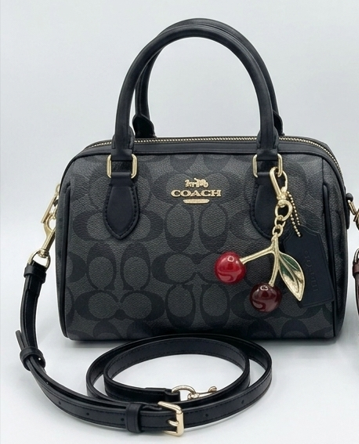 Жіноча чорна сумка Coach Micro Bennett Satchel in Signature Canvas з брелоком «Вишеньки». сумка коач з фірмовим візерунком C - Фото 1 Жіноча чорна сумка Coach Micro Bennett Satchel in Signature Canvas з брелоком «Вишеньки». сумка коач з фірмовим візерунком C - изображение 1