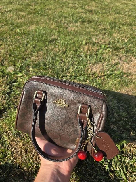 Жіноча коричнева сумка Coach Micro Bennett Satchel in Signature Canvas з брелоком «Вишеньки». сумка коач з фірмовим візерунком C - изображение 8