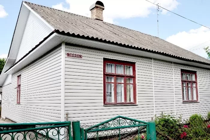 Сайдинг виниловый Alta-Siding Альта-Профиль светло-серый 3660×230×1.1 мм двухпереломный - изображение 4