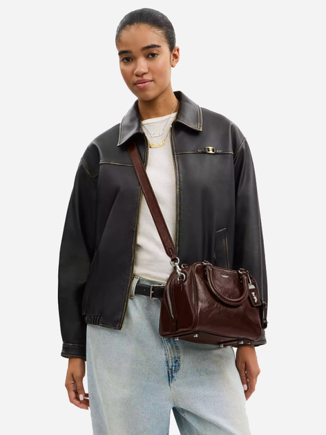 Сумка кросс-боди через плечо женская из натуральной кожи маленькая Coach Cube Rogue Bag 20 BG-COA-125 Бордовая (196395632732) - Фото 2 Сумка кросс-боди через плечо женская из натуральной кожи маленькая Coach Cube Rogue Bag 20 BG-COA-125 Бордовая (196395632732) - изображение 2