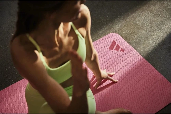 Коврик для йоги Adidas Yoga Mat Premium 183×61 см, гипоаллергенный, из безопасных материалов (385EFA81EB4A) - Фото 6 Коврик для йоги Adidas Yoga Mat Premium 183×61 см, гипоаллергенный, из безопасных материалов (385EFA81EB4A) - изображение 6