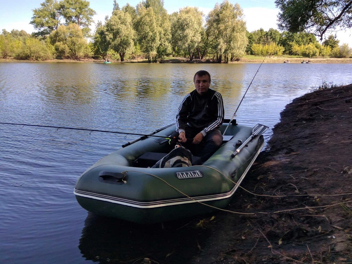 Надувний човен ПВХ Ладья Л-250БЕ; 2-місний, без настилу, зі зсувним сидінням, привальним брусом, колір зелений. - Фото 7 Надувний човен ПВХ Ладья Л-250БЕ; 2-місний, без настилу, зі зсувним сидінням, привальним брусом, колір зелений. - изображение 7