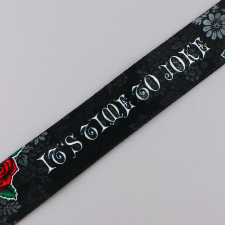 Бейдж для карт и пропусков пластиковый вертикальный Skull & Rose с ремешком на шею и карабином, Черный (IT'S TIME TO JOKE) - изображение 5