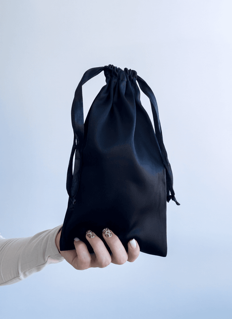 Lavasta Factory Плоский мішечок для подарунків, чорні ручки, 19х27 см, атлас, чорний - Фото 2 Lavasta Factory Плоский мішечок для подарунків, чорні ручки, 19х27 см, атлас, чорний - зображення 2