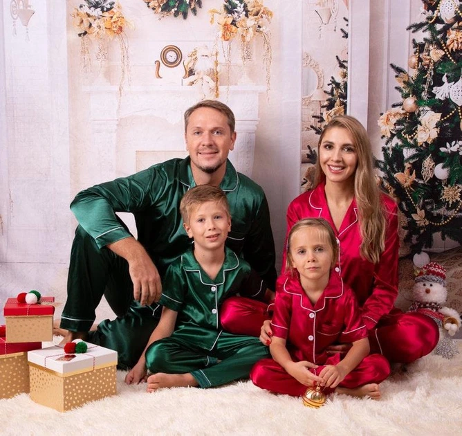 Парні піжами для всієї родини фемелі лук новорічні шовкові смарагд 3XL (4633/5) - Фото 1 Парні піжами для всієї родини фемелі лук новорічні шовкові смарагд 3XL (4633/5) - зображення 1