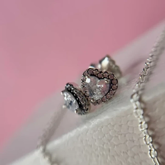 Серебряные серьги гвоздики Блестящее Сердце в стиле Pandora 925 пробы, женские серьги-пусеты с камнями в фирменной упаковке Пандор - Фото 4 Серебряные серьги гвоздики Блестящее Сердце в стиле Pandora 925 пробы, женские серьги-пусеты с камнями в фирменной упаковке Пандор - изображение 4