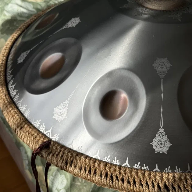 Ханг Handpan D Kurd 9 нот 55 см графітово-сріблястий з мандалами - Фото 2 Ханг Handpan D Kurd 9 нот 55 см графітово-сріблястий з мандалами - зображення 2