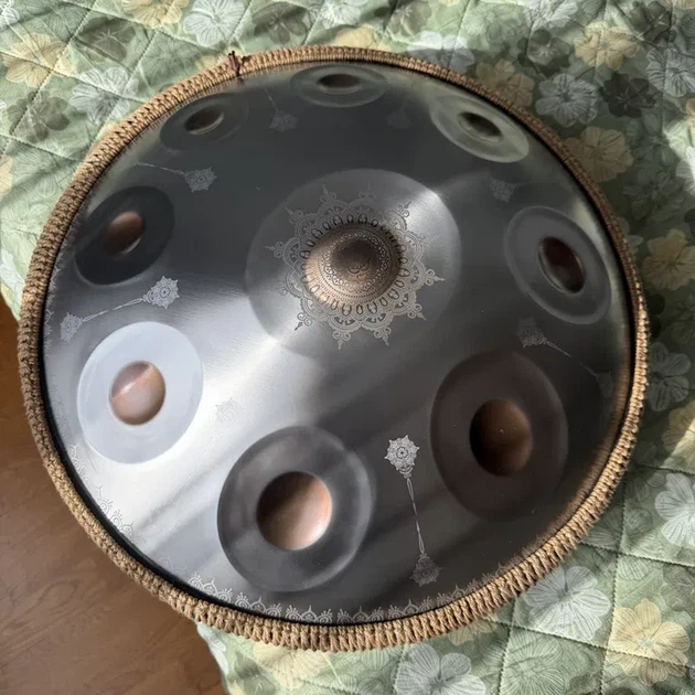 Ханг Handpan D Kurd 9 нот 55 см графітово-сріблястий з мандалами - Фото 4 Ханг Handpan D Kurd 9 нот 55 см графітово-сріблястий з мандалами - зображення 4