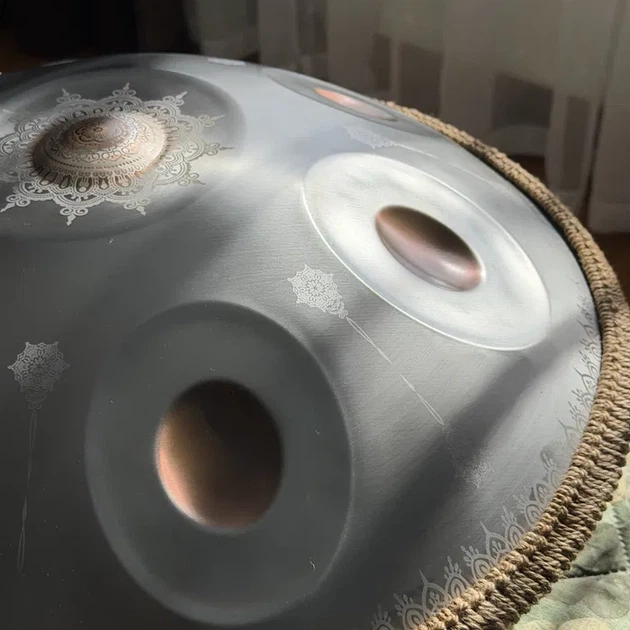 Ханг Handpan D Kurd 9 нот 55 см графітово-сріблястий з мандалами - Фото 7 Ханг Handpan D Kurd 9 нот 55 см графітово-сріблястий з мандалами - зображення 7