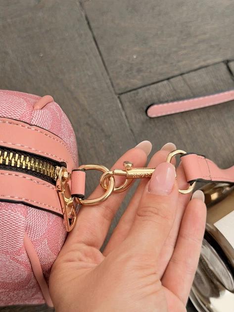 Женская сумка Coach Mini Rowan Crossbody In Signature розовая - изображение 3