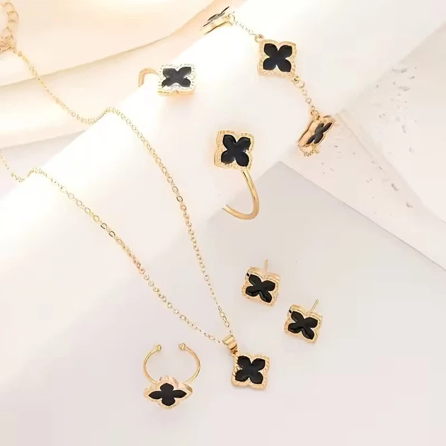 Набір біжутерії жіночих прикрас 6 в 1 Clover Floral (кольє, браслет, жорсткий бенгл, сережки, 2 каблучки) колір золотистий з чорною конюшиною - Фото 1 Набір біжутерії жіночих прикрас 6 в 1 Clover Floral (кольє, браслет, жорсткий бенгл, сережки, 2 каблучки) колір золотистий з чорною конюшиною - зображення 1