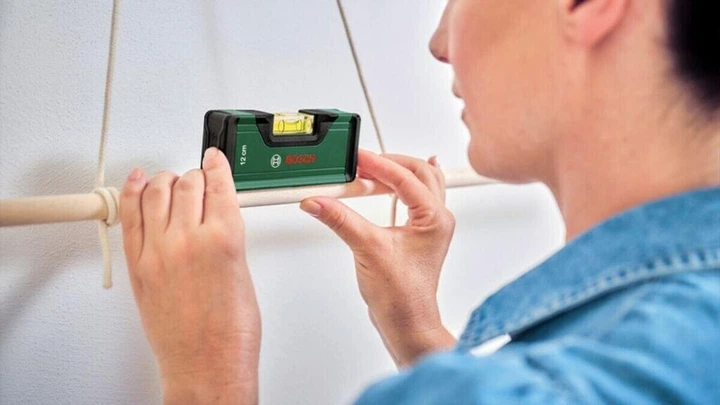 Аккумуляторная отвертка Bosch IXO 7, набор бит, уровень (06039E0008) - изображение 4