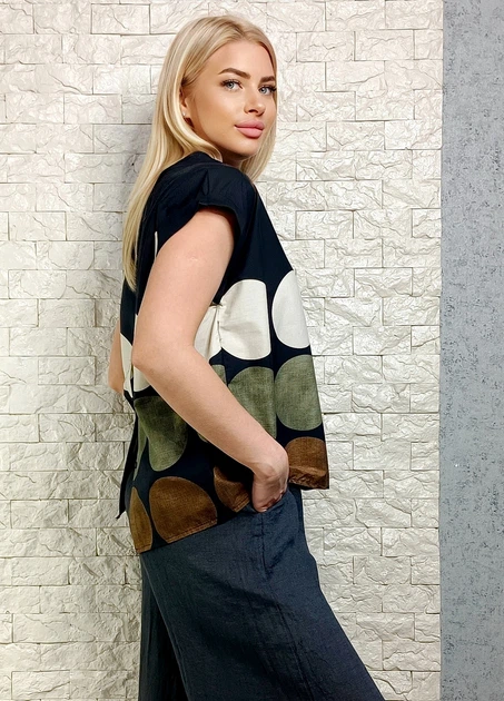 Бавовняна блуза чорна з гороховим принтом Insta 16-102 - чорний - M-XL - зображення 4