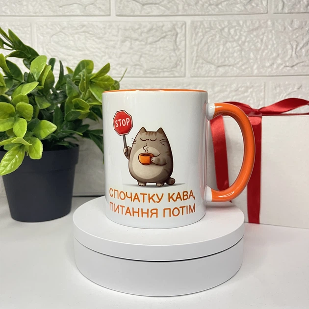Сувенірна керамічна чашка «Спочатку кава, питання потім» з помаранчевою ручкою — кухоль з котом та написом, 330 мл - Фото 2 Сувенірна керамічна чашка «Спочатку кава, питання потім» з помаранчевою ручкою — кухоль з котом та написом, 330 мл - зображення 2