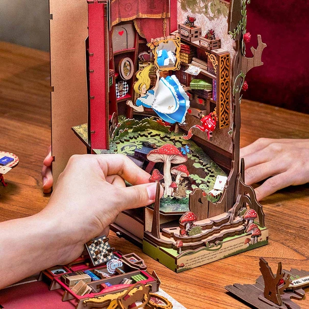 Креативный деревянный 3D пазл Book Nook "Алиса в стране чудес" - Фото 4 Креативный деревянный 3D пазл Book Nook "Алиса в стране чудес" - изображение 4