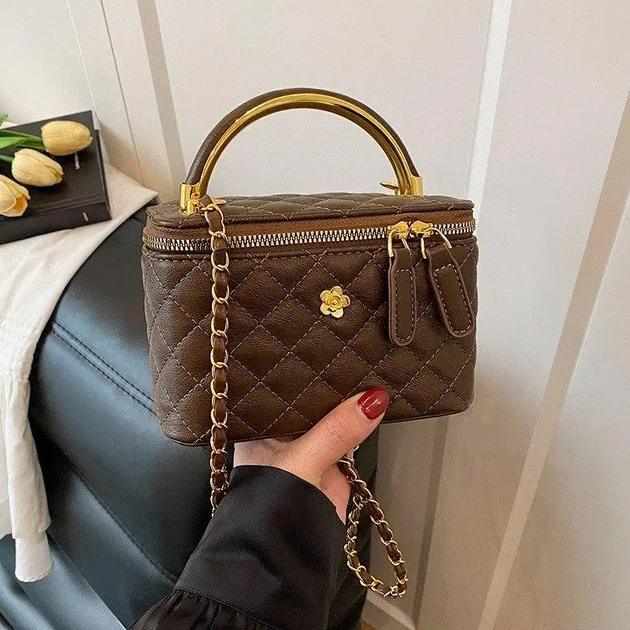 Стеганая мини-сумочка «Petite Luxe». Коричневый - Фото 1 Стеганая мини-сумочка «Petite Luxe». Коричневый - изображение 1