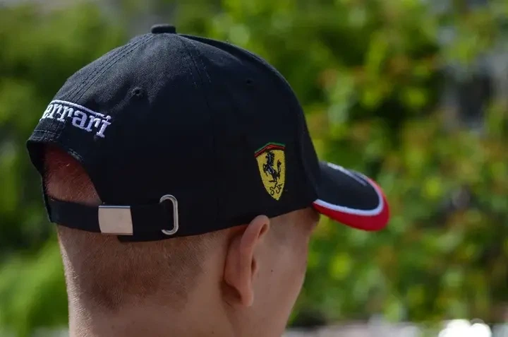 Кепка бейсболка чоловіча жіноча City-A Ferrari чорна | Регульований розмір | Стильна кепка з логотипом Ferrari | Унісекс - зображення 2