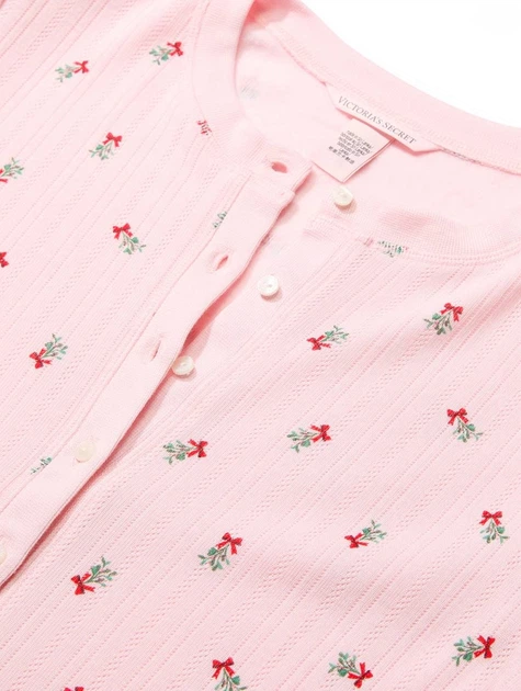 Жіночий піжамний комплект Victoria's Secret Cozy Pointelle Henley Long Pajama Set Mistletoe Graphic, XS Regular (27157366) - Фото 3 Жіночий піжамний комплект Victoria's Secret Cozy Pointelle Henley Long Pajama Set Mistletoe Graphic, XS Regular (27157366) - изображение 3
