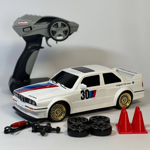 Машинка на пульті керування BMW E30 RC Drift 1:16 Радіокерована машинка для дрифту 4WD До 30 км/год 2 комплекти шин Дрифт і Гонка 2 акумулятори + батарейки в пульт - Фото 3 Машинка на пульті керування BMW E30 RC Drift 1:16 Радіокерована машинка для дрифту 4WD До 30 км/год 2 комплекти шин Дрифт і Гонка 2 акумулятори + батарейки в пульт - зображення 3