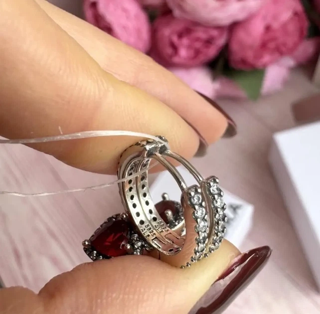 Срібні сережки Pandora "Червоне серце" 925 проба — Кульчики Пандора з камінням на подарунок Мамі чи Дівчині - Фото 6 Срібні сережки Pandora "Червоне серце" 925 проба — Кульчики Пандора з камінням на подарунок Мамі чи Дівчині - зображення 6