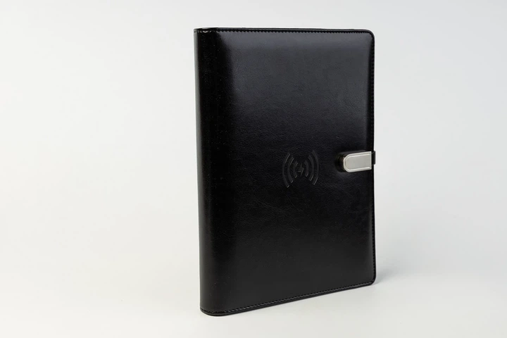 Блокнот з бездротовою зарядкою Powerbank 8000 мАч з флешкою 16 Гб та ручкою Чорний - зображення 8