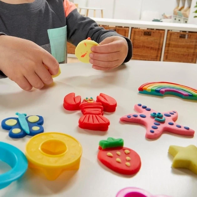 Набор для лепки Праздничный набор Play-Doh Hasbro (F8510) — Пластилин с аксессуарами и формочками - Фото 3 Набор для лепки Праздничный набор Play-Doh Hasbro (F8510) — Пластилин с аксессуарами и формочками - изображение 3