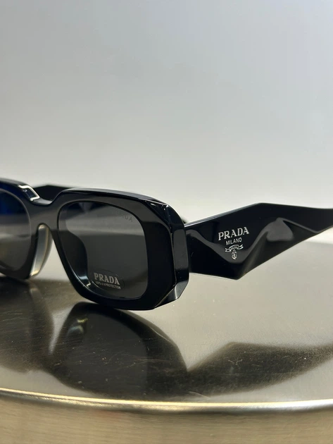 Солнцезащитные очки Prada PR17WS Black/Dark Grey - Фото 4 Солнцезащитные очки Prada PR17WS Black/Dark Grey - изображение 4