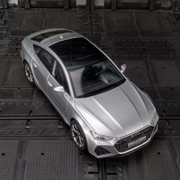 Моделька машины Audi RS7 в маштабе 1:24 имеет звуковые и световые эффекты и подвижные детали Серая - Фото 3 Моделька машины Audi RS7 в маштабе 1:24 имеет звуковые и световые эффекты и подвижные детали Серая - изображение 3